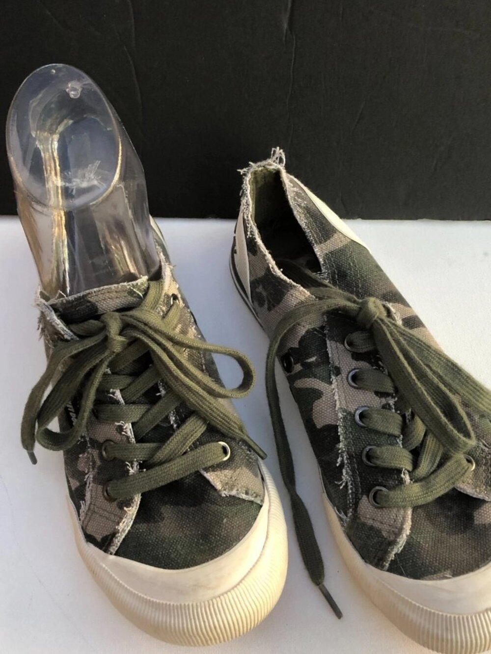 Rocket Dog Women& Sneaker Canvas Lace-up Gray Camo Shoes Sz 6.5 Frayed Edges